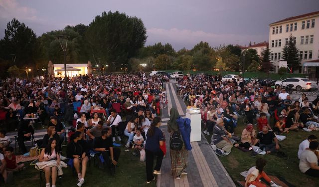 Eskişehir'de Açık Hava Sineması'na yoğun ilgi!