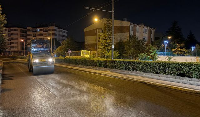 Büyükşehir, şehir uyurken yolları yeniliyor