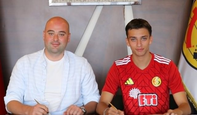 Eskişehirspor'da imza attı, artık profesyonel kadroda!