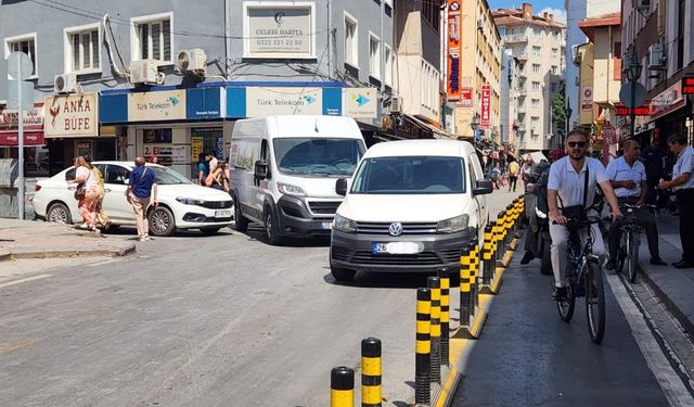 Eskişehir'deki bu kuralsızlık trafiği kilitliyor!