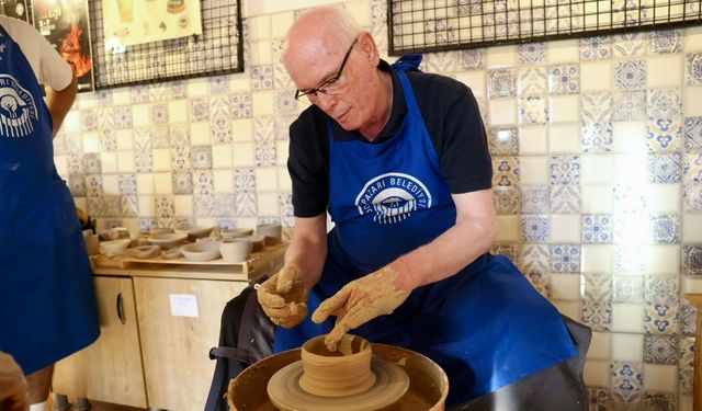Kazım Kurt önlüğü taktı, işin başına geçti