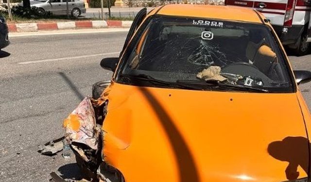 Otomobil direğe çarptı, iki kişi yaralandı!
