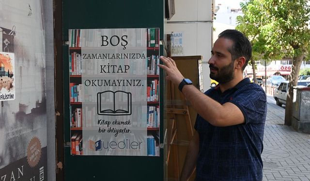 Eskişehir’deki sahafın afişi görenleri şaşırttı