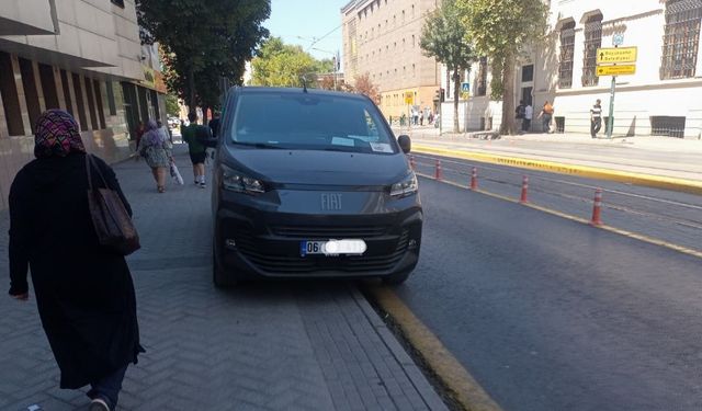 Eskişehir’de kaldırımlar araç işgalinde!