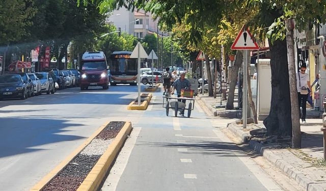 Eskişehir'de bisiklet yolları amacı dışında kullanılıyor!