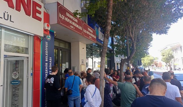 Eskişehir'de sıcak havaya rağmen kuyruk uzadı, sebebiyse...