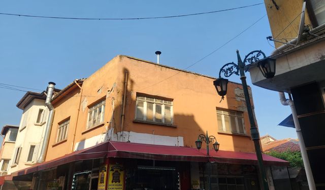 Turistik Hamamyolu’nda metruk bina gölgesi