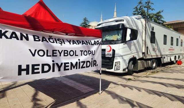 Kızılay’dan kan bağışçılarına voleybol topu hediyesi