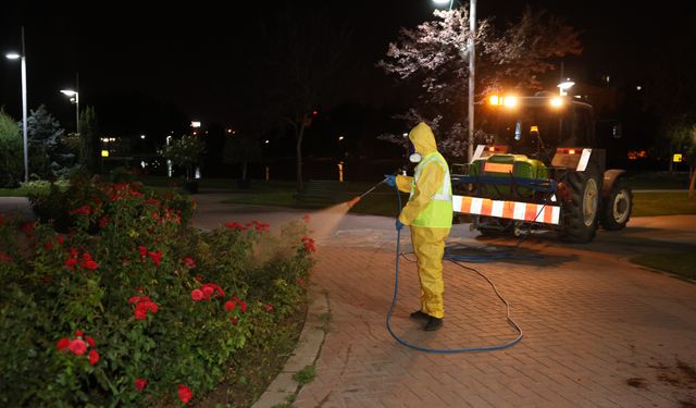 Eskişehir’de yeşil alanlar gece ilaçlamalarıyla korunuyor
