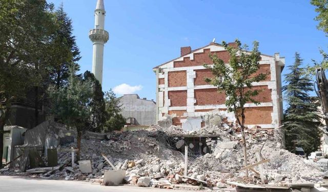 Yıkılan bina camide hasar bıraktı