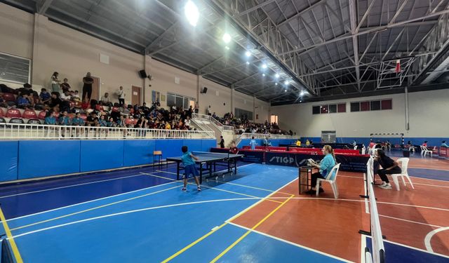 204 sporcu raket salladı