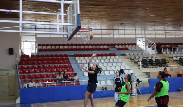 30 Ağustos coşkusunu basketbol sahasında yaşadılar