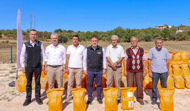 Bilecik’te çiftçilere 370 paket kanola tohumu dağıtıldı