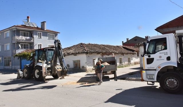 İnönü'de yol bakım ve onarım çalışmaları sürüyor