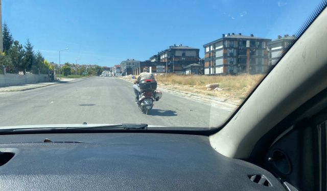 Eskişehir'de kaskı aksesuar sanan sürücü tepki topladı