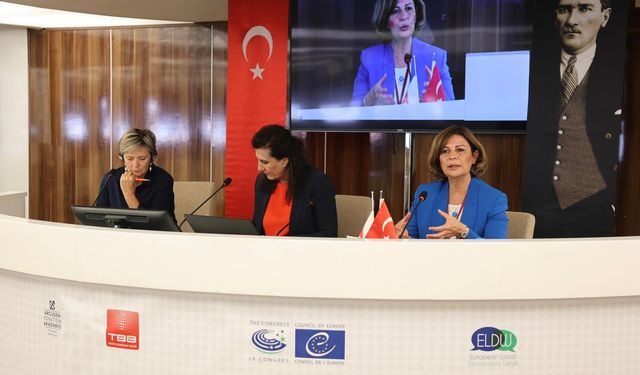 Başkan Ünlüce, yerel demokrasi panelinde konuştu