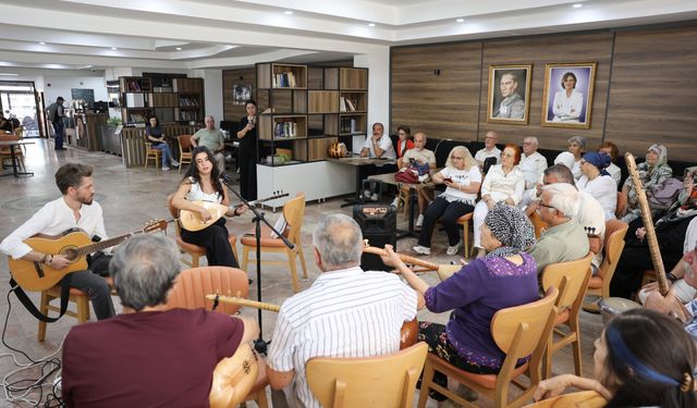 Kıdemli vatandaşlar ESMEK’te müziğe doydu
