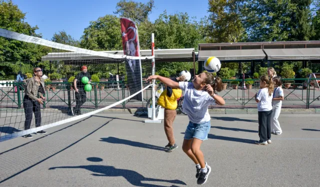 Heykel Atatürk Caddesi çocukların oyun alanına dönüştü