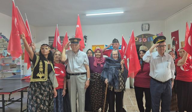 Eskişehir'de kıdemli vatandaşlardan 30 Ağustos’a anlamlı kutlama