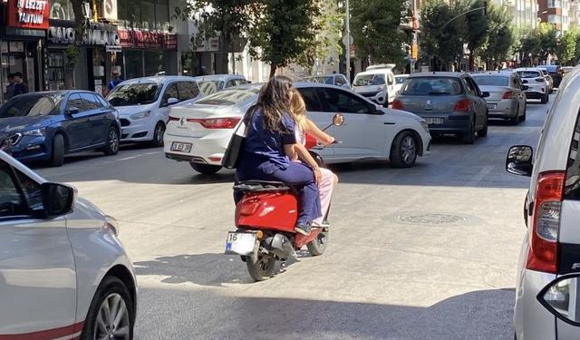 Eskişehir trafiğinde tehlikeli yolculuk: 3 kadın birden...