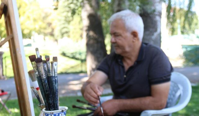 Eskişehirli ressamın renkli misafiri dikkat çekiyor