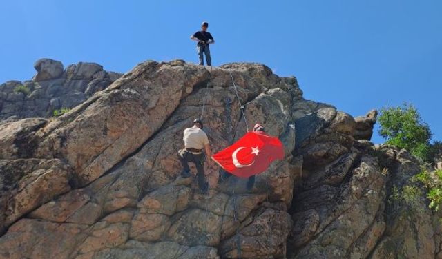 Eskişehirli dağcılardan, Zafer Bayramı’nı coşkusu