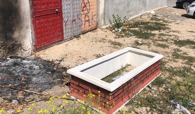 Eskişehir'de arazi ortasına bırakılan mezar kime ait?