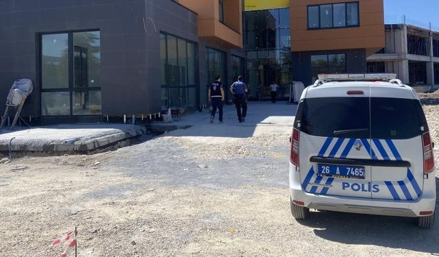 Eskişehir'de inşaatta dengesini kaybetti, beton zemine çakıldı