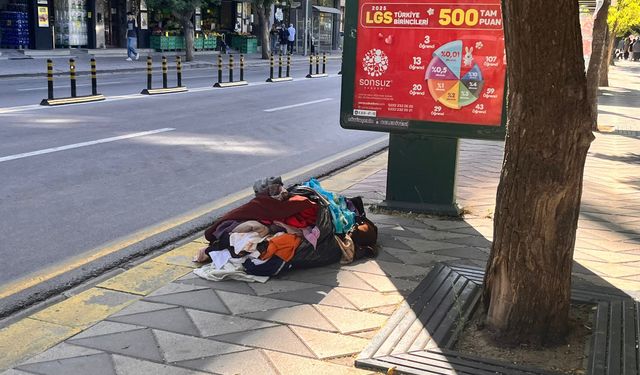 Eskişehir'de tepki çeken görüntü: Giysi kumbarası olmasına rağmen...