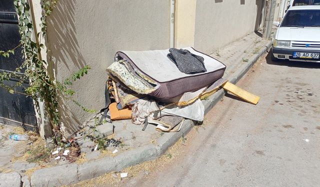 Eskişehir'de kaldırıma bırakılan atıklar sokağı çöplüğe çeviriyor!