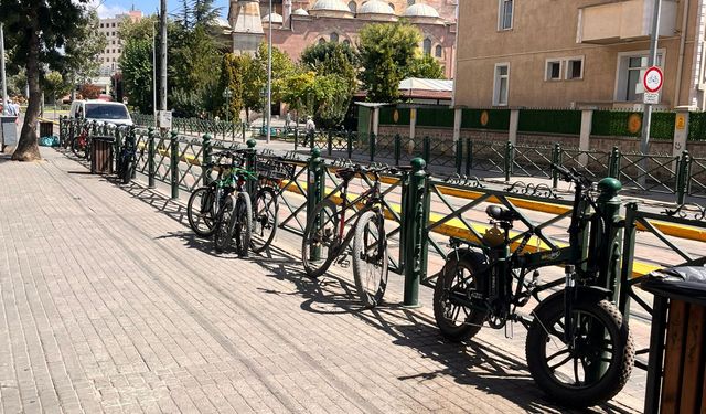 Eskişehir'de kaldırım işgali vatandaşları çileden çıkardı