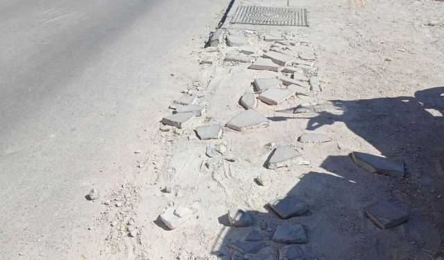 Eskişehir'deki kaldırım yaya güvenliğini tehdit ediyor!