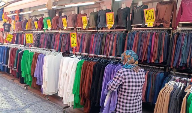 Eskişehir'de uygun fiyatlı kıyafetlere akın ettiler!