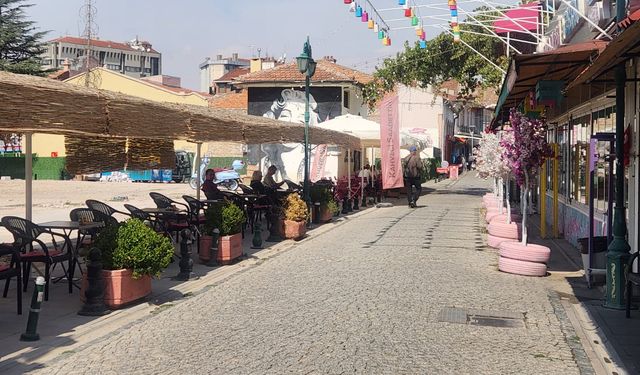 Eskişehir'de kafelerin kaldırım işgali tepki çekiyor!