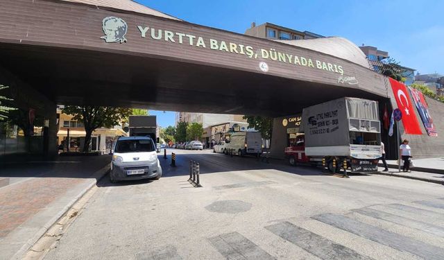 Eskişehir'in o caddesinde duraklayan araçlar trafiği felç ediyor