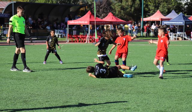 Eskişehir’de miniklerin futbol şenliği coşkuyla sonlandı