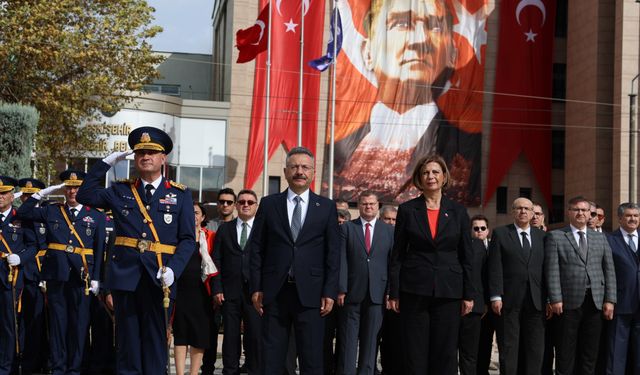 Eskişehir’de 29 Ekim coşkusu çelenk töreniyle başladı