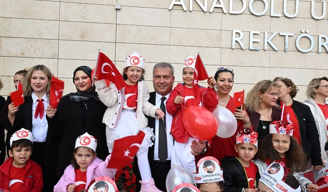 Minik Öğrenciler Cumhuriyet için yürüdü
