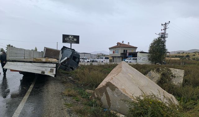 Mermer yüklü tır akaryakıt istasyonuna çarptı
