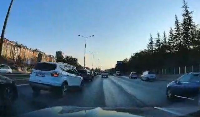 Eskişehir'de kazayı görüp yavaşlayan araç ucuz atlattı!