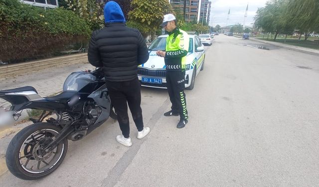 Plakasını bantla gizlemek istedi, yakayı ele verdi