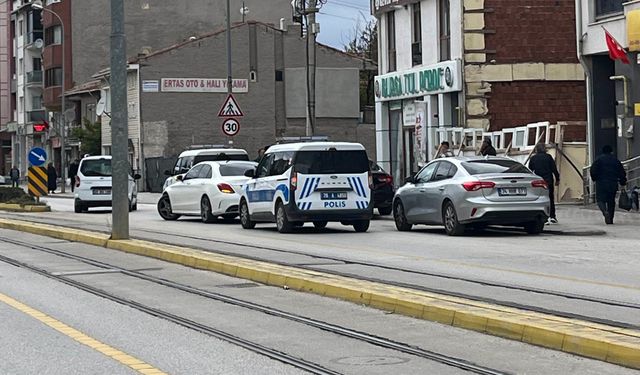 Eskişehir'de plakasız araç polis aracına çarptı!