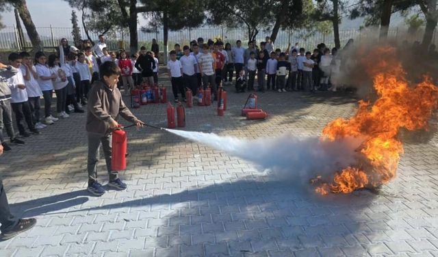 Eskişehir'de minikler hortumu kaptı, tatbikata katıldı!