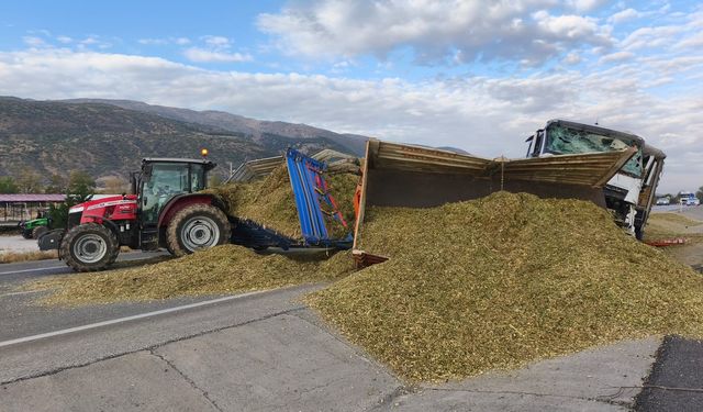 Traktör kazasında römork devrildi, hayvan yemleri yola saçıldı!