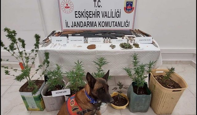Eskişehir'de zehir tacirlerine darbe: Cephanelik gibi ev!