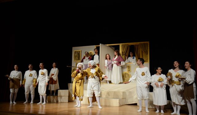 "Kibarlık Budalası" Eskişehir'de tiyatroseverlerle buluştu