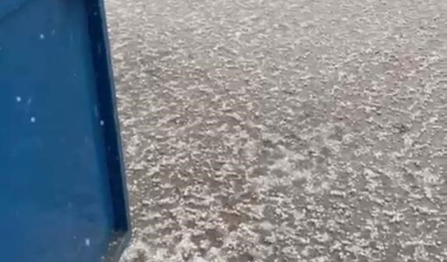 Eskişehir'de ani dolu yağışı sokaklarını beyaza bürüdü