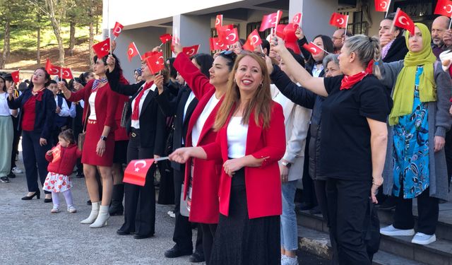 Eskişehir'de öğretmenlerden 29 Ekim'e özel mini konser