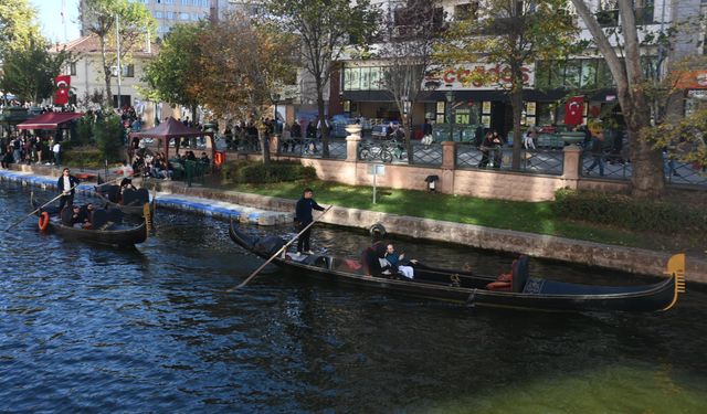 Eskişehir'de Ekim sonunda gondol keyfi kaçırmadılar!
