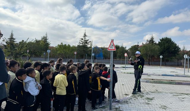 Afyon'da öğrencilere uygulamalı trafik güvenliği eğitimi